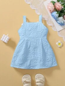 SHEIN Playful Pals 这款女婴白色提花无袖连衣裙，正面饰有一排白色纽扣，肩部点缀两朵3D白色玫瑰，修身A字廓形，方形肩带，复古又不失优雅，适合派对、庆典、节日以及春夏外出和返校穿着。 - 藍色 - 查看 3