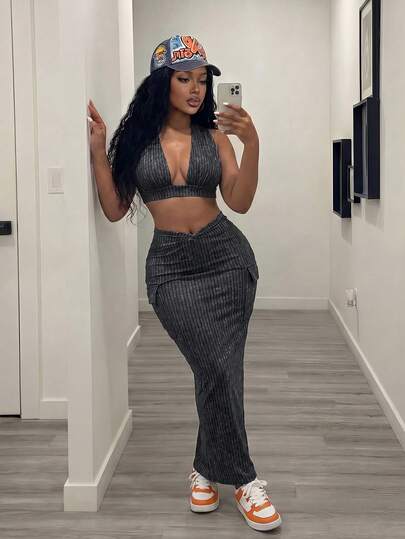 Slaydiva Bộ đồ hai mảnh màu xám dệt kim dành cho nữ, thích hợp cho lễ hội âm nhạc Xuân/Hè, Ngày Valentine, phong cách thường ngày giản dị, cơ bản, lấy cảm hứng từ Y2K, đường phố ngọt ngào, mạng xã hội, hẹn hò hàng ngày, phong cách cô gái nóng bỏng, gợi cảm, thoải mái, giản dị, mặc nhà, đồ thể thao. Áo vest ngắn cổ tròn, cổ chữ V khoét sâu, kiểu quấn ngực + chân váy quấn hông, eo chữ V, thiết kế ba chiều, trang phục công sở, có túi.