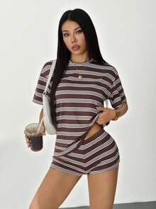 SHEIN PETITE 假日休闲套装：棕色条纹针织女式圆领短袖T恤和短裤 - 棕色 - 查看 6