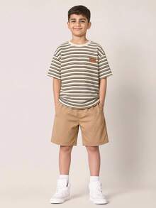 SHEIN Bộ 2 món đồ chơi trẻ em/bé trai: áo thun cổ tròn tay ngắn kẻ sọc và quần short ống đứng rộng rãi có túi, thoải mái, đa năng, phù hợp cho mặc hàng ngày, đi học, du lịch, hoạt động ngoài trời và các kỳ nghỉ. - Màu Khaki - Xem 2