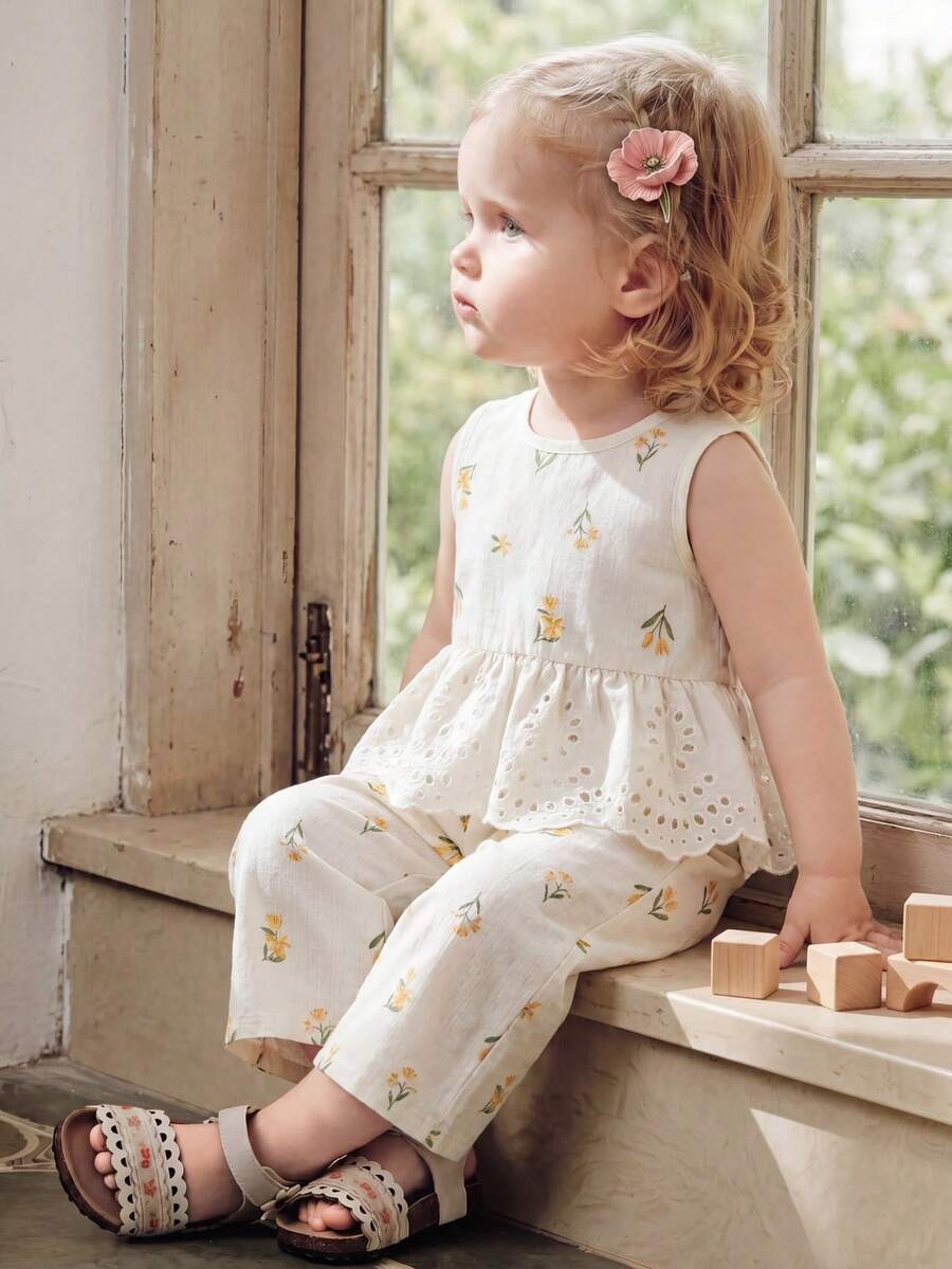 Vintaside Kids 女童夏季无袖滴扣圆领复古优雅数码印花上衣搭配简约休闲数码印花长裤套装，适合夏季旅行期间日常休闲穿着。 - 杏色 - 查看 1