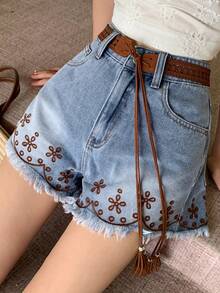 DAZY Shorts de mezclilla para mujer con bordado, bolsillos, botones y deshilachado, versátiles y de moda para el verano - Azul - Ver 9