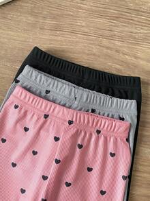 Bộ 3 quần legging mùa hè cho bé gái với sự kết hợp đa dạng giữa màu hồng, đen và tím nhạt cùng họa tiết trái tim dễ thương và các kiểu dáng trơn màu, được làm từ chất liệu vải dệt kim mềm mại, thân thiện với làn da, mang lại cảm giác thoải mái khi chơi đùa hoặc các hoạt động thường ngày cho bé gái. - Nhiều màu - Xem 7