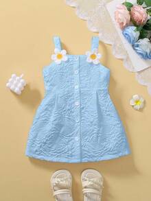 SHEIN Playful Pals 这款女婴白色提花无袖连衣裙，正面饰有一排白色纽扣，肩部点缀两朵3D白色玫瑰，修身A字廓形，方形肩带，复古又不失优雅，适合派对、庆典、节日以及春夏外出和返校穿着。 - 藍色 - 查看 4