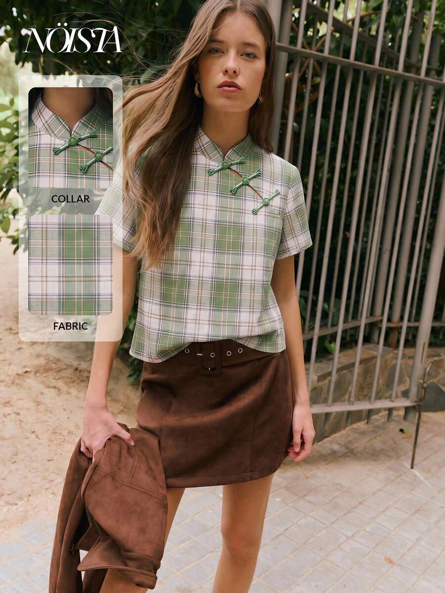 Nöista 这款少女风上衣采用立领设计,融入了中国风元素。三颗纽扣更添东方韵味。短袖直筒版型和简洁的剪裁提升了穿着舒适度和休闲感。格纹图案营造出复古学院风,同时又不失日常休闲感。无论是休闲外出、朋友聚会、文化活动等场合,它都能轻松驾驭,轻松融入复古或甜美风格。 - 綠色 - 查看 1