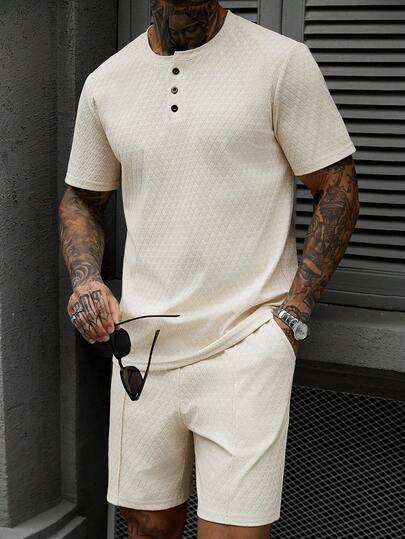 Manfinity CasualCool Bộ đồ nam thường ngày gồm áo thun ngắn tay và quần short, màu trơn, chất liệu có họa tiết, thích hợp cho mùa hè.