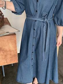 Dazy Plus Đầm denim midi tay phồng màu xanh đậm, kiểu dáng thường ngày, có thắt eo, chất liệu denim, thích hợp cho mùa xuân/hè. - Rửa tối - Xem 6