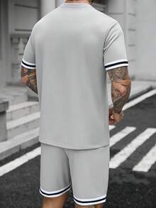 Manfinity CasualCool 2pcs/Set Kaos Lengan Pendek Pria Nyaman dan Celana Pendek Tali Serut, Manset Bergaris, Abu-abu, Musim Panas, Kasual, Liburan Kota, Gaya Pakaian Jalanan, Liburan - Grey - View 2