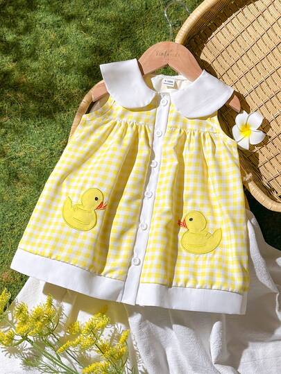 SHEIN Vintaside Kids Babygirl Summer Woven Loose Yellow And White Check Patterned Retro Cute And Playful Cartoon Duck Design Embroidered Pullover Cardigan Without Sleeves. The Front Buttons Allow For Easy Fastening And Unfastening. The Thickness Is Just Right. The Loose A-Line Shape Is Suitable For Going To School, Relaxing At Home, Playing And Taking Photos In The Pet Paradise, Or Attending Parties, Etc.