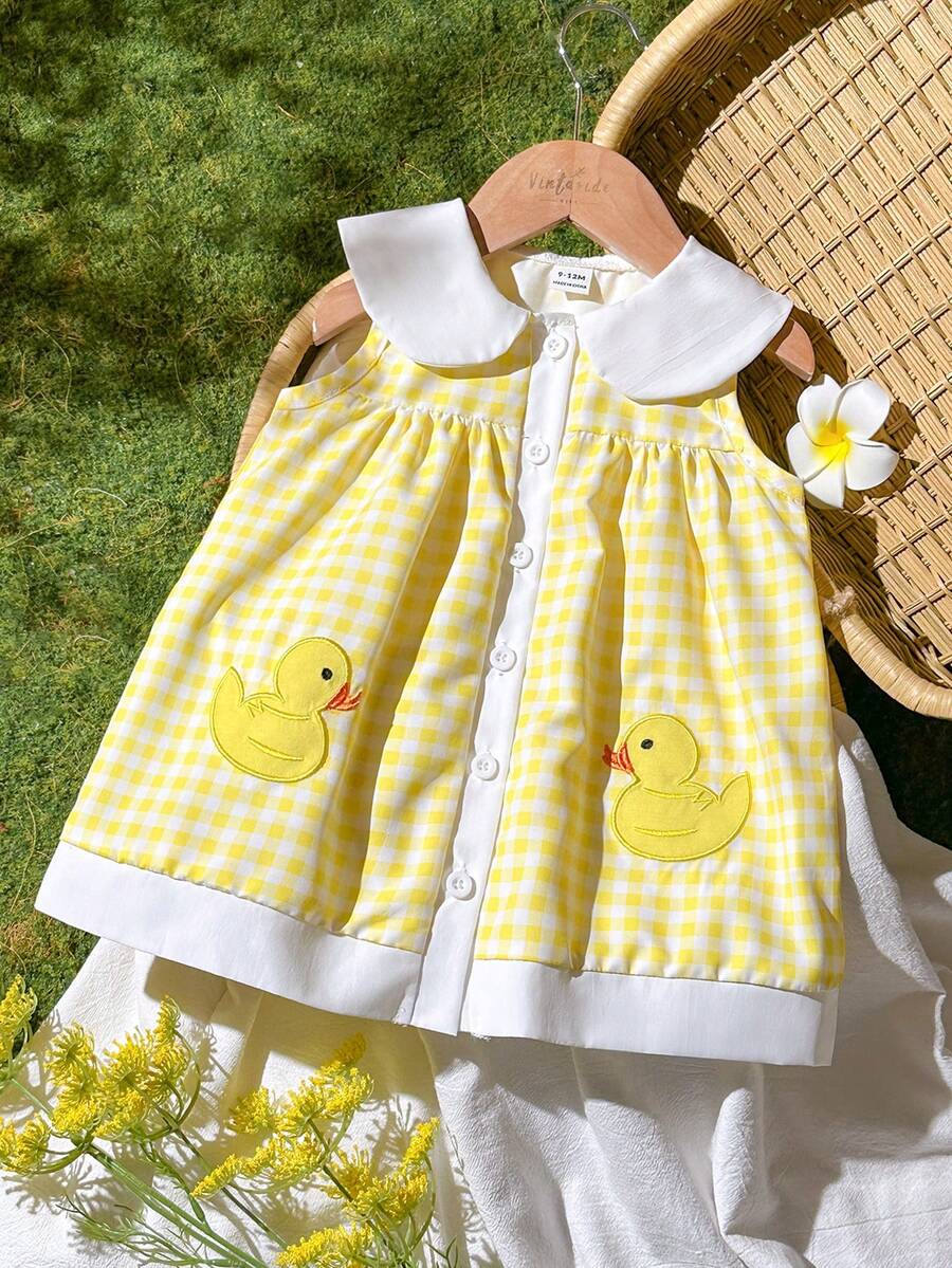 SHEIN Vintaside Kids 女童夏季宽松黄白格纹复古可爱卡通鸭子刺绣套头开衫,无袖设计。前襟纽扣方便穿脱。厚度适中。宽松A字版型,适合上学、居家休闲、宠物乐园玩耍拍照、参加派对等各种场合。 - 黃色 - 查看 1