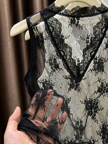 SHEIN Franclia 女士黑色蕾丝性感透视V领无袖上衣 - 黑色 - 查看 5