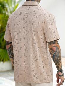 Manfinity CasualCool Camisa de manga corta con cuello vuelto, suelta y casual, con diseño jacquard calado para hombres - Caqui - Ver 2