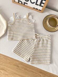 SHEIN Playful Pals 2件組女嬰藍白條紋細肩帶上衣，蕾絲荷葉邊蝴蝶結裝飾無袖短版 + 彈性腰條紋針織短褲，休閒可愛甜美套裝，適合夏季日常外出、旅行、公園、拍照等 - 卡其色 - 查看 2