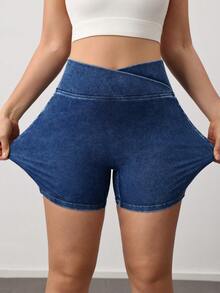 Activina Shorts de mezclilla con cintura cruzada y elástica para mujer, atuendos casuales de verano de estilo urbano. Shorts de mezclilla casuales ajustados con cintura asimétrica para mujer. - Azul lavado oscuro - Ver 4