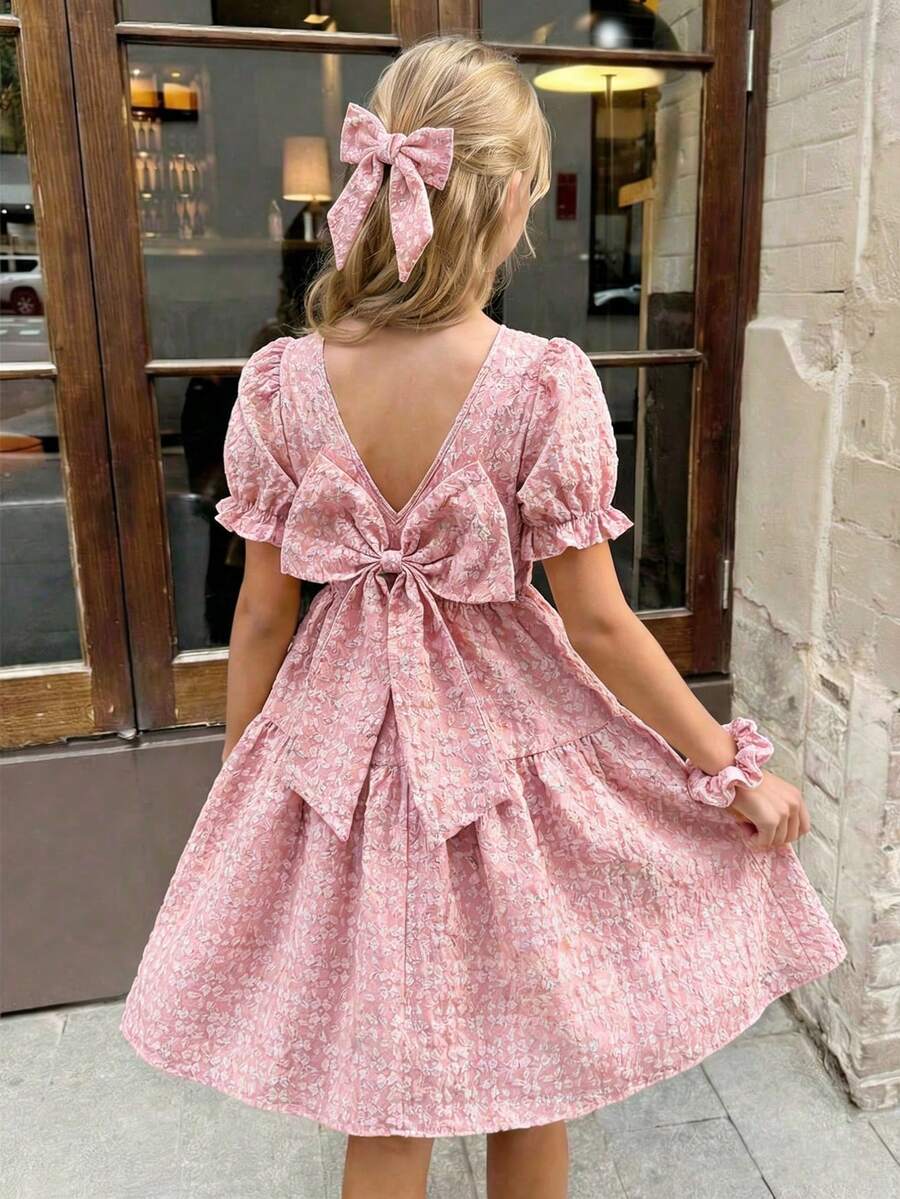 SHEIN Elladie kids 这款少女连衣裙采用提花织造面料,短袖露背设计,深V领口,并饰有精致的蝴蝶图案。A字廓形,尽显优雅淑女风范,是少女夏季参加派对和聚会的理想之选。 - 粉色 - 查看 1
