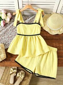 SHEIN Sparklyn Bộ đồ hè hai mảnh kẻ caro vàng dễ thương dành cho bé gái tuổi teen, gồm áo trễ vai xếp ly với dây đeo vai thắt nơ viền ren và quần short cạp chun. Được làm từ chất liệu nhẹ với kiểu dáng chữ A rộng rãi, hoàn hảo cho trang phục thường ngày và vui chơi. - Màu vàng - Xem 3