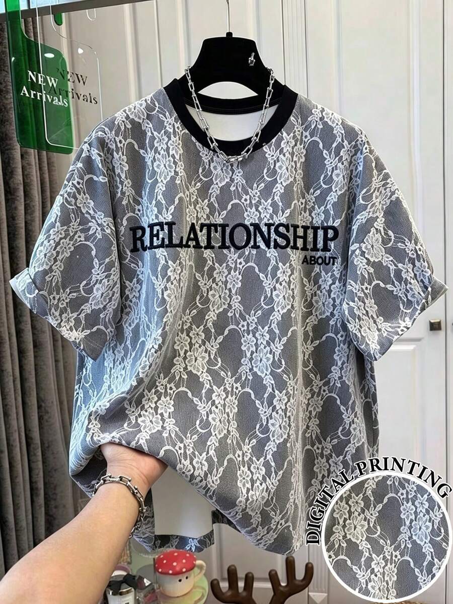 SHEIN 推薦暢銷款甜酷女孩風蕾絲提花字母印花對比色圓領女款T恤,適合日常購物、約會與校園休閒穿著,寬鬆版型,多功能夏季風格 - 白色 - 查看 1