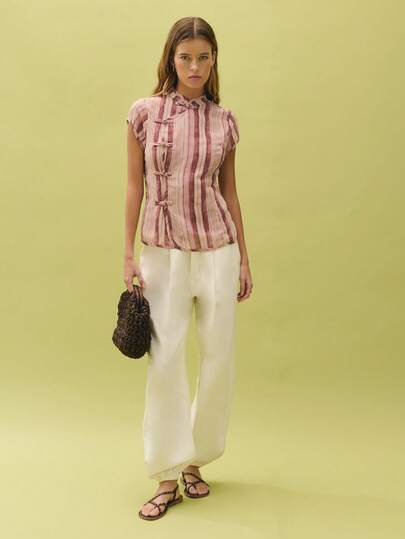 Nöista New Chinese-Style Retro Striped Top Features A Slim Fit, Lightweight Fabric, And Soft, Pastel-Pink Vertical Stripes. The Overall Style Is Elegant And Artistic, Imbued With Traditional Chinese Charm, Making It Suitable For Various Occasions In Spring And Summer, Including Daily Commutes, Vacations, And Parties.