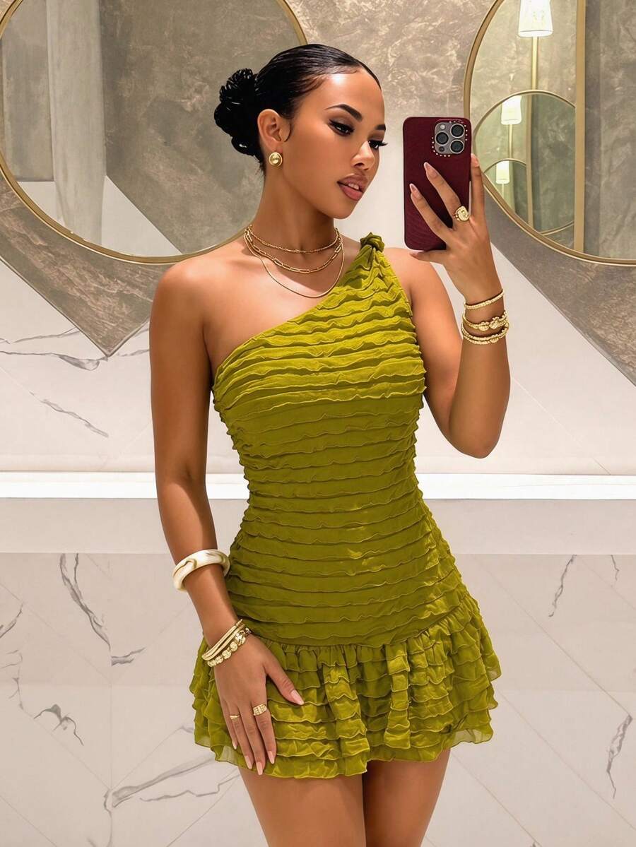 Slaydiva Bộ váy liền thân một mảnh màu xanh lá cây, gồm chân váy lệch vai xếp ly và quần ngắn ôm sát, chất liệu vải dệt sóng. Thích hợp cho trang phục nghỉ hè, nghỉ mát biển, nghỉ dưỡng ven biển, trang phục thư giãn, trang phục mùa hè cho các cô gái trên đảo. Phù hợp cho các lễ hội âm nhạc mùa hè, ngày Valentine, kỳ nghỉ lễ Phục sinh, tiệc tùng trên du thuyền, phong cách cơ bản, phong cách phổ biến, hẹn hò hàng ngày cho phái nữ.