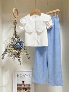 SHEIN Bộ 2 món cho bé gái: Áo trắng ngọt ngào và năng động kết hợp với quần ống rộng màu xanh dương. Áo làm từ vải dệt mềm mại với cổ áo hoa xinh xắn, thiết kế cài cúc phía trước dễ mặc. Quần ống rộng màu xanh dương làm từ vải dệt mềm mại, dáng rộng thoải mái, nhẹ nhàng cho mùa xuân/hè, thích hợp cho các hoạt động thường ngày, công viên, họp mặt gia đình. - Màu xanh lam - Xem 1