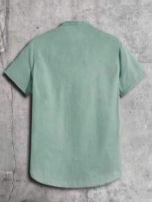 Manfinity NXTstreet Camisa casual de manga corta con cuello de tortuga de algodón, parche y diseño liso para hombre, para el esposo, cosas de pareja - verde menta - Ver 2