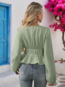 Vivid Eden Áo kiểu nữ màu trắng cổ chữ V thêu hoa xanh lá cây phong cách Boho, tay dài, thích hợp cho kỳ nghỉ, áo Boho xanh lá cây, áo kiểu Boho, áo Boho tay dài, áo buộc dây phía trước, áo đi chơi, trang phục miền Tây cho nữ, trang phục sân bay, áo dễ thương, trang phục mùa thu, trang phục đi học, trang phục đi xem hòa nhạc đồng quê, áo đi chơi, áo Boho cho nữ, áo phong cách Bohemian. - màu xanh lá - Xem 2