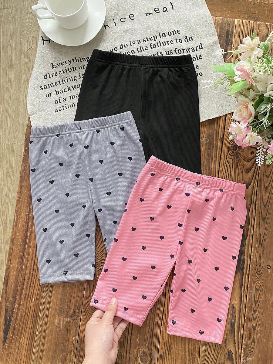 Bộ 3 quần legging mùa hè cho bé gái với sự kết hợp đa dạng giữa màu hồng, đen và tím nhạt cùng họa tiết trái tim dễ thương và các kiểu dáng trơn màu, được làm từ chất liệu vải dệt kim mềm mại, thân thiện với làn da, mang lại cảm giác thoải mái khi chơi đùa hoặc các hoạt động thường ngày cho bé gái. - Nhiều màu - Xem 1
