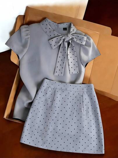 SHEIN Franclia Bộ đồ đi làm mùa hè đa năng 2 mảnh, áo kiểu dáng rộng cổ đứng thắt nút phía trước và chân váy ngắn chấm bi, áo xám + chân váy xám, bộ đồ đi nghỉ mát biển thường ngày, trang phục thời trang xám & đen, quần short 2 trong 1 mùa xuân/hè, thiết kế cạp cao tôn dáng, phù hợp cho đi làm, mặc hàng ngày, mùa hè, dự tiệc, đi biển, hẹn hò, lễ tốt nghiệp, công sở, đồng phục giáo viên, bộ đồ thường ngày, trang phục công sở thanh lịch, áo kiểu thời trang