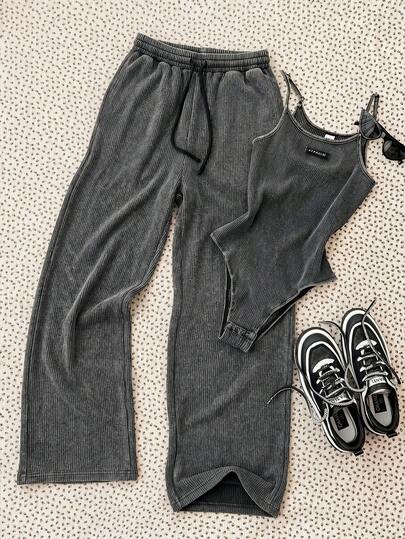 SHEIN Bộ 2 món dành cho thiếu nữ tuổi teen, gồm áo liền thân in họa tiết bông tuyết màu đen, thêu chữ New York kiểu Anh và quần legging in họa tiết bông tuyết phong cách vintage thường ngày.