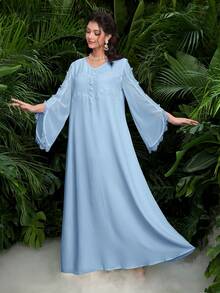 Al Najma Vestido Jalabiya romântico e elegante em amarelo milho com decote em V, renda, mangas compridas assimétricas e modelagem evasê. - Azul Empoeirado - Ver 5