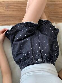 DAZY Quần short denim nữ in chấm bi, có túi, viền bèo nhún và cúc cài. - màu đen - Xem 9