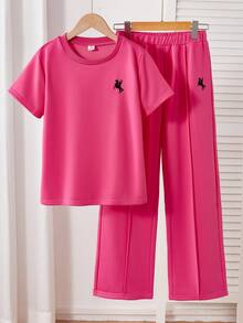 SHEIN Explorewe 2 piezas Conjunto deportivo informal para niñas preadolescentes, blusa de manga corta suelta con bordado + pantalones, versátil para uso diario, en casa y en la escuela - Rosa Fucsia - Ver 5