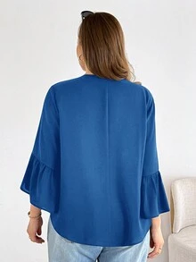 SHEIN Essnce 大尺碼女款春夏時尚休閒寬鬆舒適涼爽日常百搭修身黑色V領荷葉邊飾上衣，夏季女裝，外出上衣 - 藍色 - 查看 2