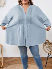 SHEIN CURVE+ Áo kiểu dáng ôm vừa vặn, size US22, thích hợp cho lễ hội âm nhạc, kỳ nghỉ bên bờ biển, phong cách bohemian. Áo sơ mi dáng rộng, màu trơn, phối ren, cài cúc phía trước, kiểu dáng thường ngày. - Màu xanh lam - Xem 3