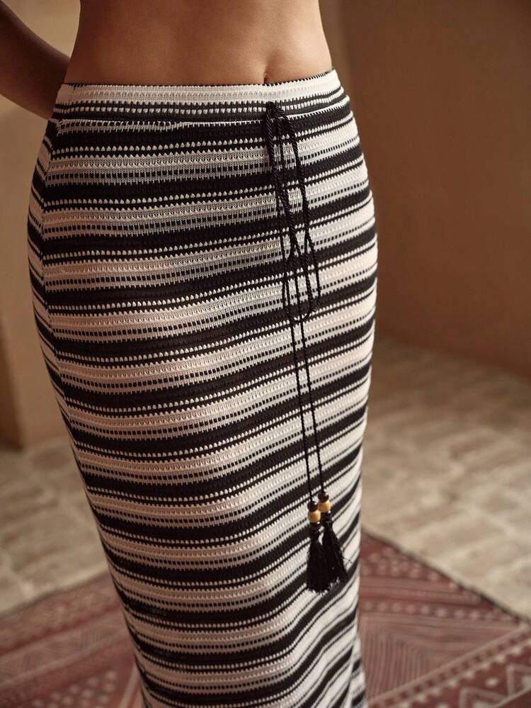 LIGHTWEIGHT ELEGANT VACATION BLACK & WHITE KNIT TEXTURED STRIPED WOMEN BEACH PARTY SEMI-SHEER OCEAN BREEZE SKIRT COVER UP
