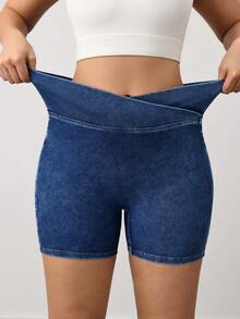 Activina Shorts de mezclilla con cintura cruzada y elástica para mujer, atuendos casuales de verano de estilo urbano. Shorts de mezclilla casuales ajustados con cintura asimétrica para mujer. - Azul lavado oscuro - Ver 3