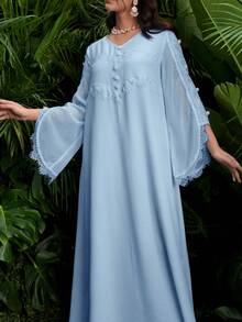 Al Najma Vestido Jalabiya romântico e elegante em amarelo milho com decote em V, renda, mangas compridas assimétricas e modelagem evasê. - Azul Empoeirado - Ver 2