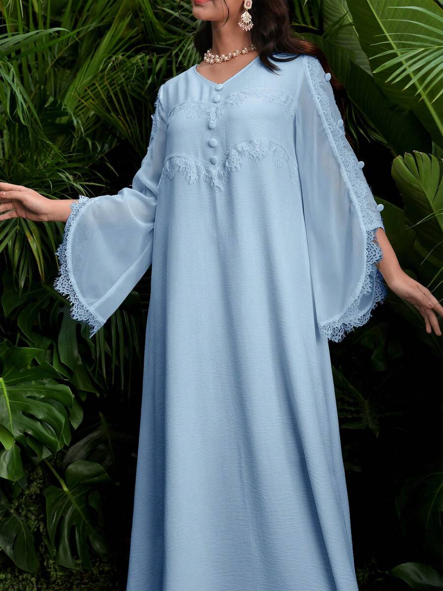 Al Najma Vestido Jalabiya romântico e elegante em amarelo milho com decote em V, renda, mangas compridas assimétricas e modelagem evasê.