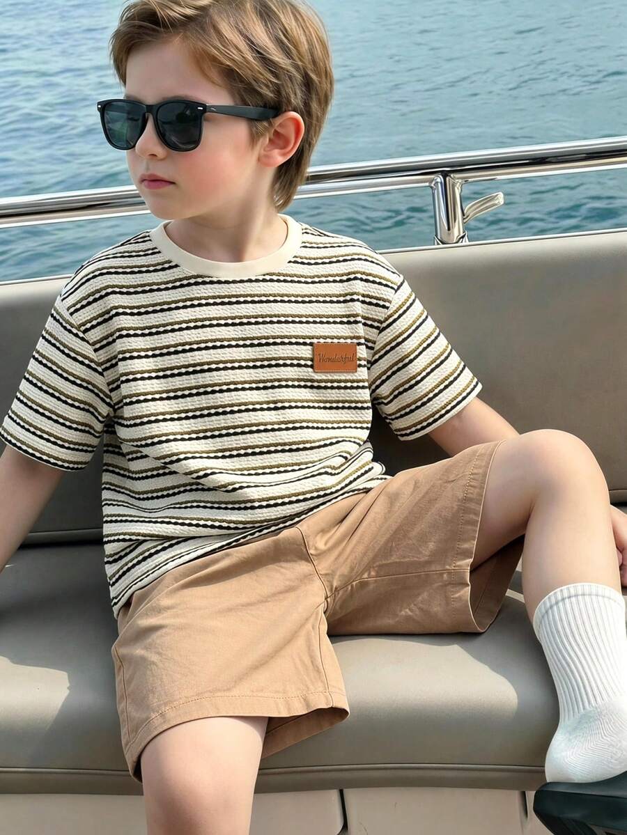SHEIN Bộ 2 món đồ chơi trẻ em/bé trai: áo thun cổ tròn tay ngắn kẻ sọc và quần short ống đứng rộng rãi có túi, thoải mái, đa năng, phù hợp cho mặc hàng ngày, đi học, du lịch, hoạt động ngoài trời và các kỳ nghỉ. - Màu Khaki - Xem 1