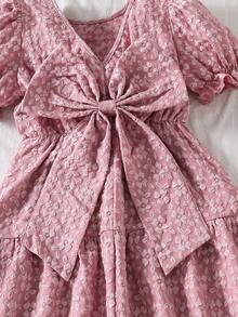 SHEIN Elladie kids 这款少女连衣裙采用提花织造面料，短袖露背设计，深V领口，并饰有精致的蝴蝶图案。A字廓形，尽显优雅淑女风范，是少女夏季参加派对和聚会的理想之选。 - 粉色 - 查看 7