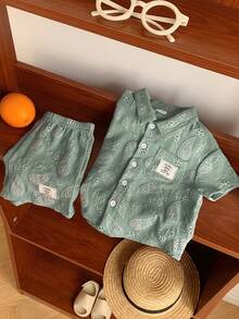 SHEIN 2 piezas Conjunto de camisa azul y pantalones cortos azules de verano casual para niño pequeño, pantalones cortos de playa, conjunto de vacaciones, traje lindo para niños pequeños - Verde - Ver 6