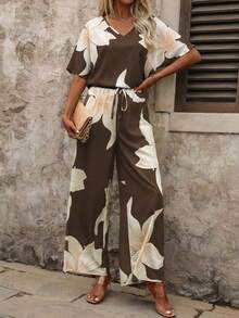 SHEIN Clasi Set de 2 piezas con top de manga corta con cuello en V y estampado floral, y pantalones, conjunto casual para mujer - Café integral - Ver 3