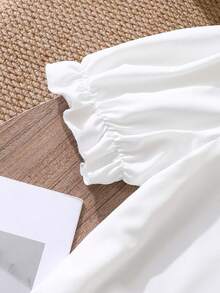 SHEIN Bộ 2 món cho bé gái: Áo trắng ngọt ngào và năng động kết hợp với quần ống rộng màu xanh dương. Áo làm từ vải dệt mềm mại với cổ áo hoa xinh xắn, thiết kế cài cúc phía trước dễ mặc. Quần ống rộng màu xanh dương làm từ vải dệt mềm mại, dáng rộng thoải mái, nhẹ nhàng cho mùa xuân/hè, thích hợp cho các hoạt động thường ngày, công viên, họp mặt gia đình. - Màu xanh lam - Xem 5