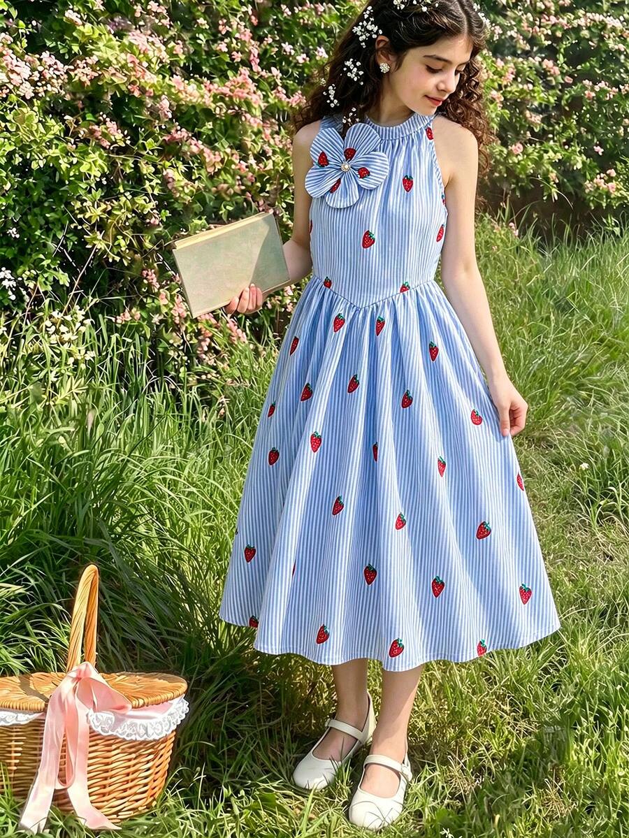 Elladie kids Đầm bé gái in hình dâu tây ngọt ngào, màu xanh nhạt kẻ sọc, cổ yếm, dáng chữ A xòe dài đến đầu gối, chất liệu cotton lanh mềm mại, thích hợp cho kỳ nghỉ, phong cách ngọt ngào. - Màu xanh lam - Xem 1