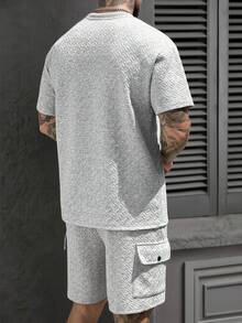 Manfinity CasualCool 男士灰色夏季休閒街頭風兩件套，純色圓領短袖T恤與短褲套裝，適合城市旅行、日常休閒、復古風格 - 灰色 - 查看 2