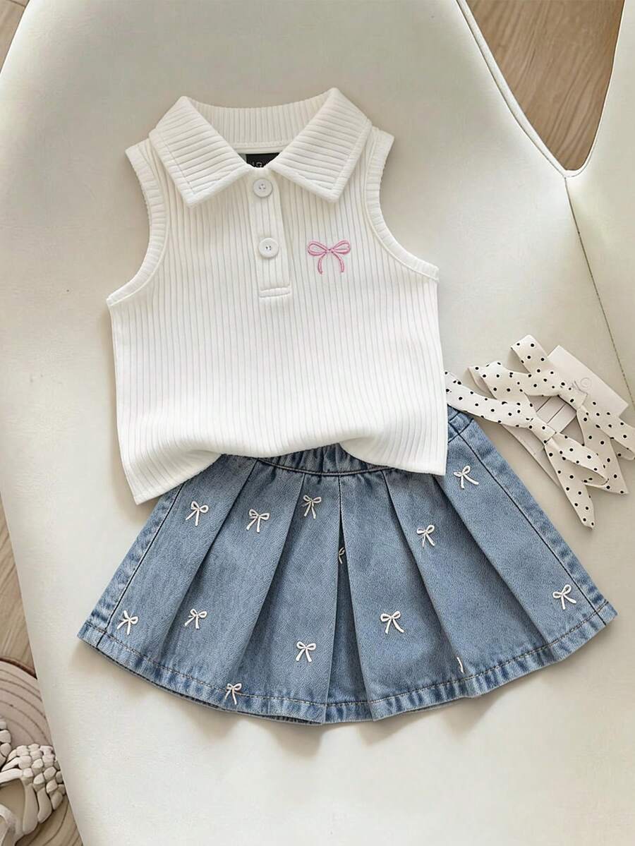 Vintaside Kids 女婴短袖套装，象牙色上衣搭配浅蓝色牛仔裙。上衣为无袖弹力针织衫，Polo领设计，胸前饰有粉色蝴蝶结刺绣。裙子为浅色水洗牛仔短裙，饰有白色刺绣蝴蝶结。整体风格甜美可爱，又不失学院风，适合夏季穿着，日常出行、幼儿园、派对和家庭休闲场合皆宜。