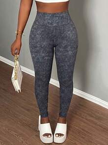 Slaydiva Quần định hình cạp cao, quần yoga vải jacquard họa tiết bông tuyết giả, quần legging màu xám hoa đậm, mẫu mới mùa hè, lễ hội âm nhạc, ngày Valentine, lễ Phục sinh, phong cách thường ngày, tối giản, cơ bản, phong cách Y2K, phong cách đường phố ngọt ngào, bán chạy nhất, quần legging nữ mặc hàng ngày. - Màu xám đen - Xem 6