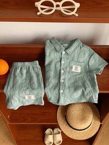 SHEIN 2 piezas Conjunto de camisa azul y pantalones cortos azules de verano casual para niño pequeño, pantalones cortos de playa, conjunto de vacaciones, traje lindo para niños pequeños - Verde - Ver 7