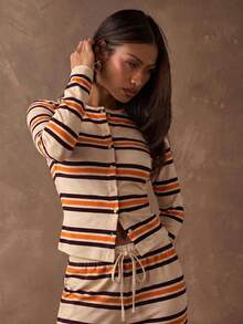 SHEIN BAE Áo thun nữ dài tay cổ tròn kẻ sọc, cài một hàng khuy, kiểu dáng thường ngày. - Màu Khaki - Xem 3