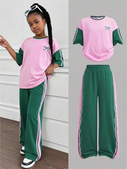 SHEIN Bộ áo thun tay ngắn dáng rộng, thoải mái, phối nhiều mảnh vải, phong cách vintage dành cho bé gái tuổi teen, trang trí ruy băng thể thao, áo thun dáng rộng màu hồng, áo thun họa tiết nơ + quần, áo thun tay ngắn cổ tròn, vai rớt, thoải mái và bộ quần dài.